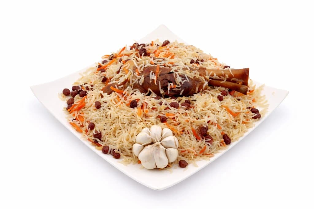 Authentic Afghan ماهیچه پلو — ماهیچه پخته شده بره همراه با برنج ازبکی، هویج و کشمش، سرو شد...